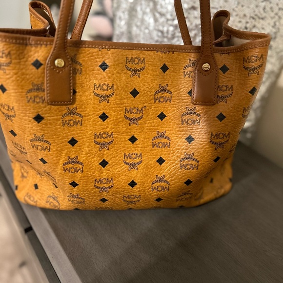 AUTHENTIC MCM TOTE. It’s in EUC. One small call out inside. Clean. Free shipping - Picture 4 of 13